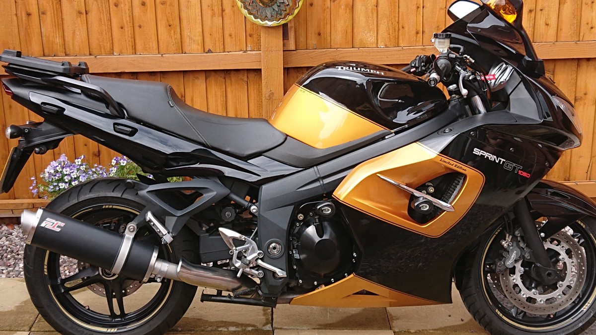 triumph sprint st 1050 akrapovic