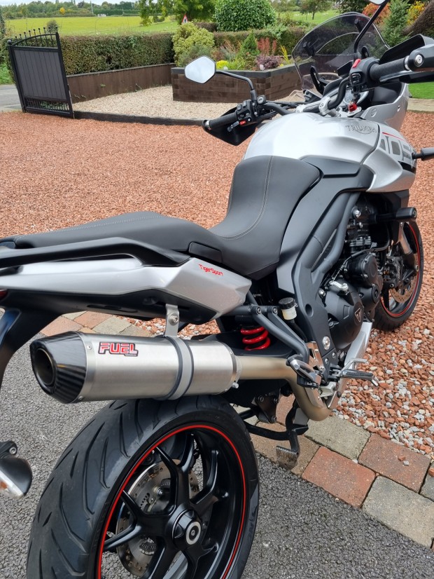 Triumph tiger 1050 akrapovic sale exhaust